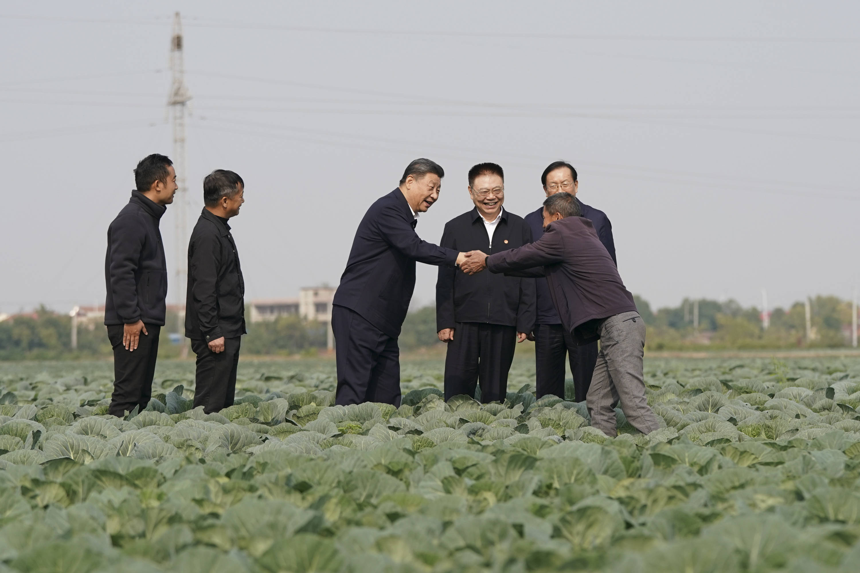 第一观察·瞬间 | 总书记的手总是紧紧同人民握在一起