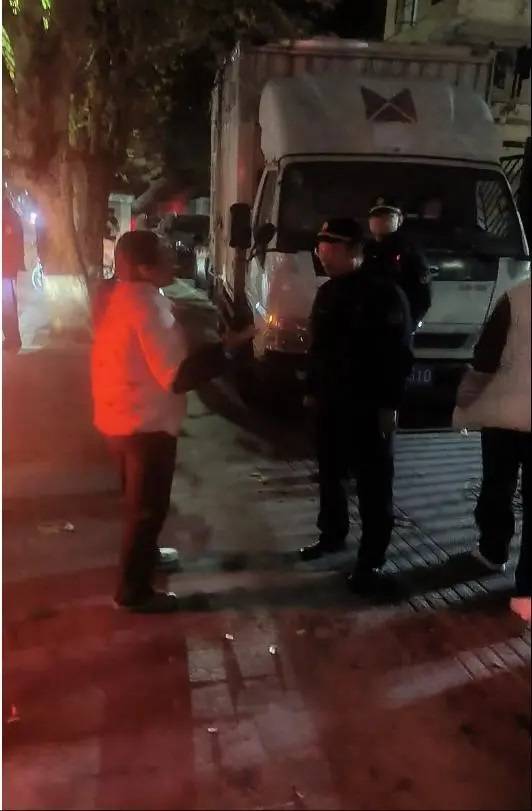 女摊贩欠房租借50元交罚款，执法要给小商贩留条活路