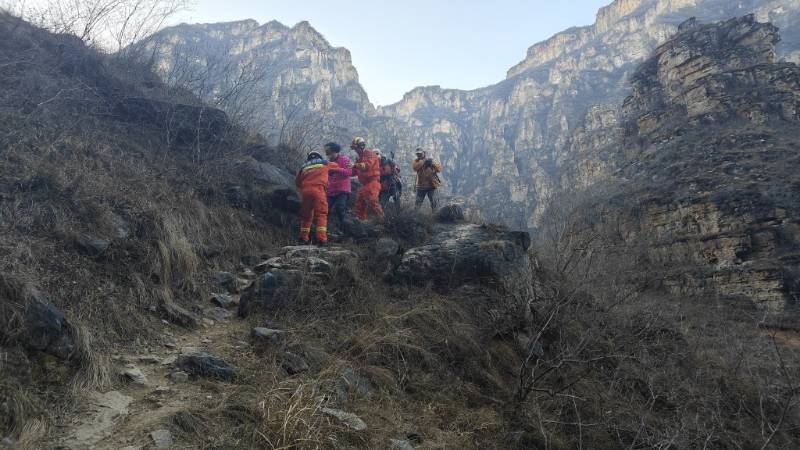 河北保定游客到北京房山登山游玩意外受伤 消防人员全力营救