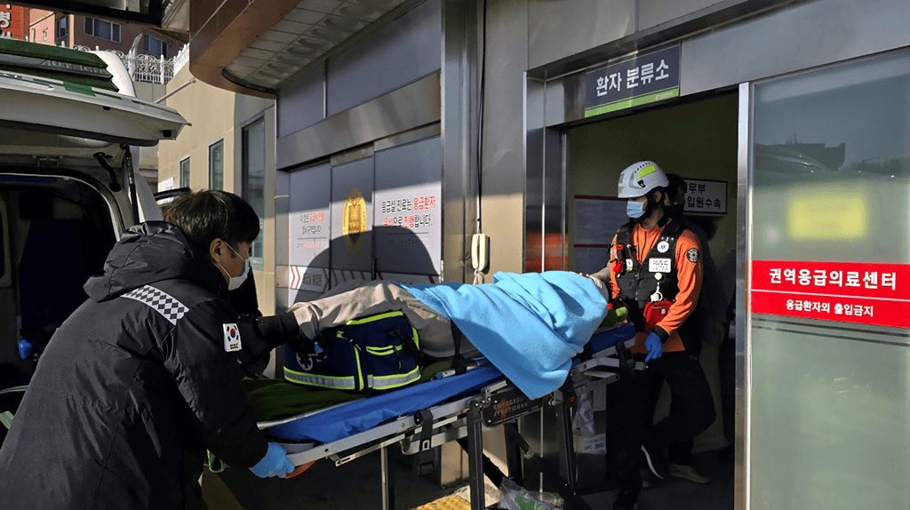 韩国空难两名幸存者：33岁空少恐全身瘫痪，空姐脚踝和头部受伤