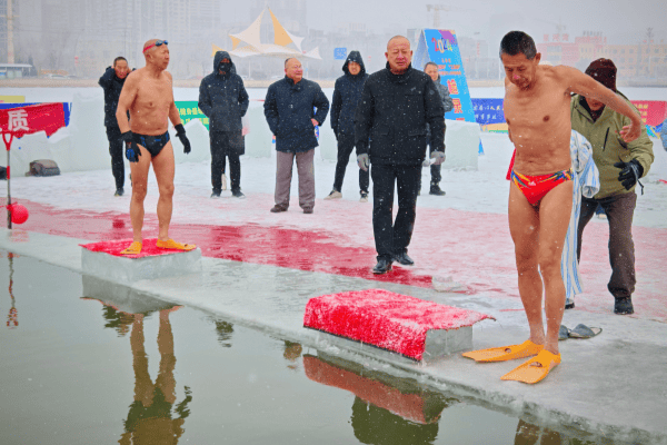 不畏寒冬！库尔勒市举办“2024欢乐迎新年”冬泳展示活动